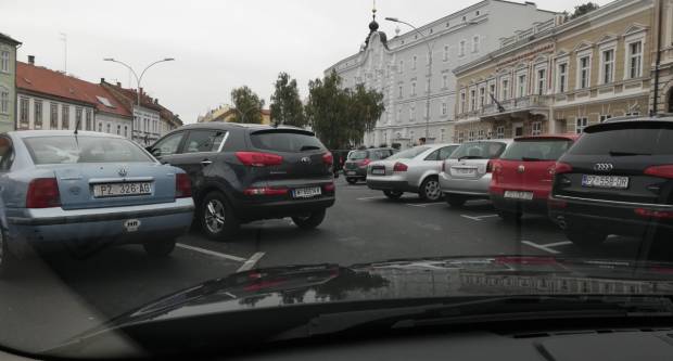 Svojim parkiranjem blokirao prolaz na Trgu, koliku bi kaznu zbog ovog platio u Austriji? Svojim parkiranjem blokirao prolaz na Trgu, koliku bi kaznu zbog ovog platio u Austriji?