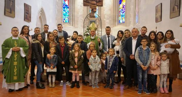 Međunarodni dan siromaha, požeški biskup Antun Škvorčević proveo je u župi Voćin Međunarodni dan siromaha, požeški biskup Antun Škvorčević proveo je u župi Voćin