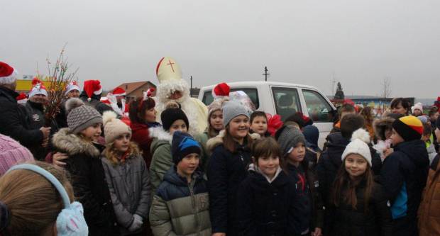 Sveti Nikola sa svojim pomoćnicima stigao u Pleternicu i podijelio djeci poklone