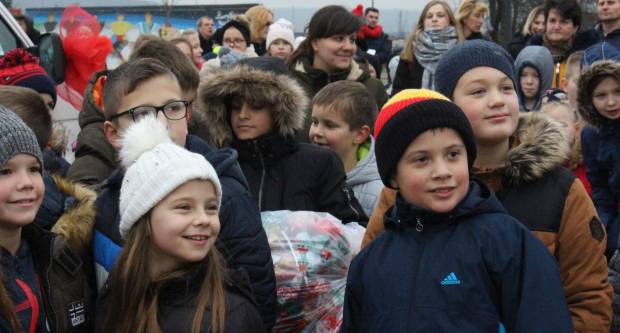 Sveti Nikola sa svojim pomoćnicima stigao u Pleternicu i podijelio djeci poklone