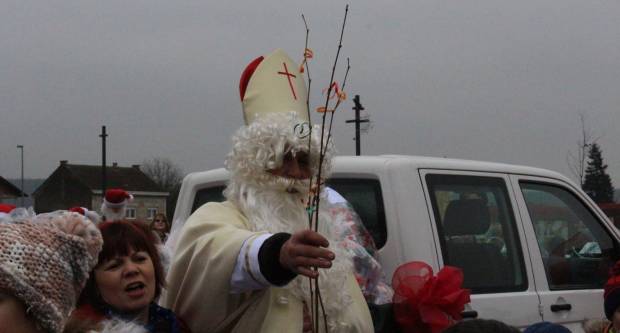 Sveti Nikola sa svojim pomoćnicima stigao u Pleternicu i podijelio djeci poklone