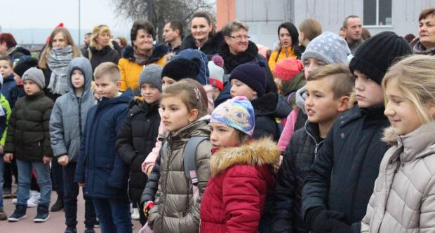 Sveti Nikola sa svojim pomoćnicima stigao u Pleternicu i podijelio djeci poklone