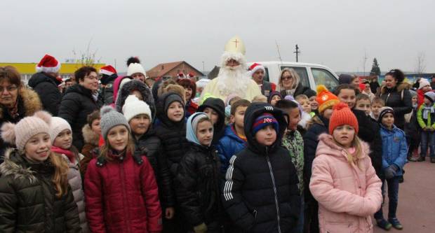 Sveti Nikola sa svojim pomoćnicima stigao u Pleternicu i podijelio djeci poklone