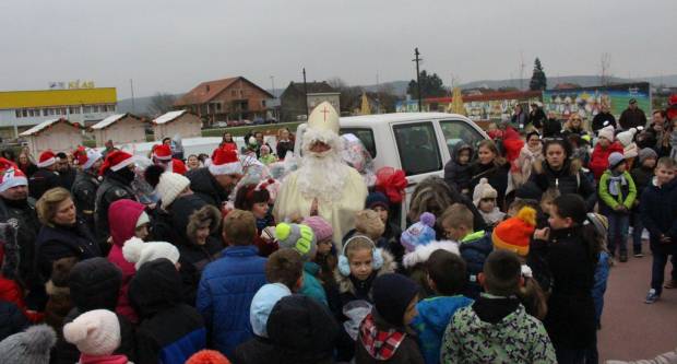 Sveti Nikola sa svojim pomoćnicima stigao u Pleternicu i podijelio djeci poklone