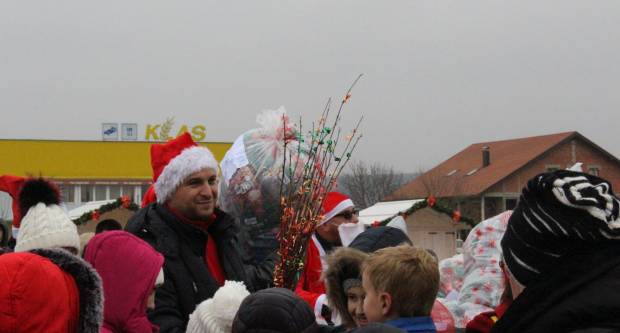 Sveti Nikola sa svojim pomoćnicima stigao u Pleternicu i podijelio djeci poklone