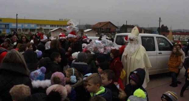 Sveti Nikola sa svojim pomoćnicima stigao u Pleternicu i podijelio djeci poklone