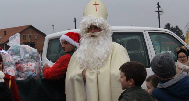 Sveti Nikola sa svojim pomoćnicima stigao u Pleternicu i podijelio djeci poklone