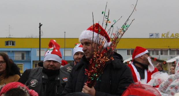 Sveti Nikola sa svojim pomoćnicima stigao u Pleternicu i podijelio djeci poklone