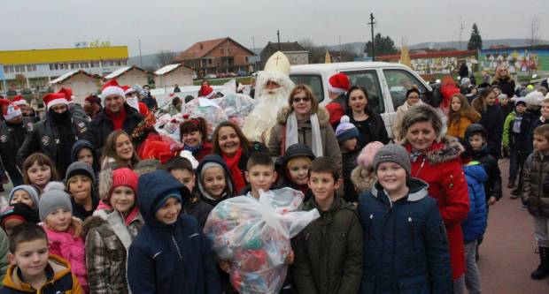 Sveti Nikola sa svojim pomoćnicima stigao u Pleternicu i podijelio djeci poklone