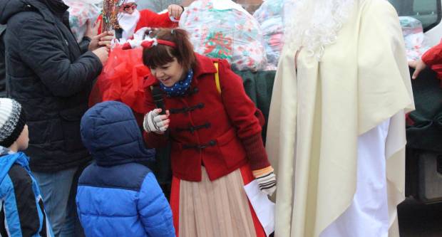 Sveti Nikola sa svojim pomoćnicima stigao u Pleternicu i podijelio djeci poklone