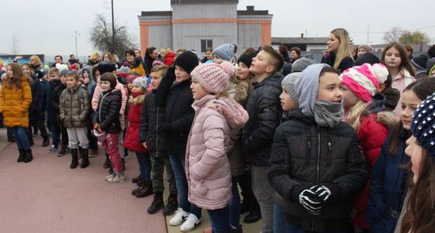 Sveti Nikola sa svojim pomoćnicima stigao u Pleternicu i podijelio djeci poklone