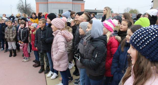 Sveti Nikola sa svojim pomoćnicima stigao u Pleternicu i podijelio djeci poklone