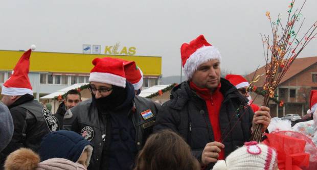 Sveti Nikola sa svojim pomoćnicima stigao u Pleternicu i podijelio djeci poklone