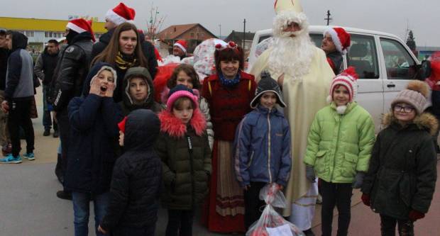 Sveti Nikola sa svojim pomoćnicima stigao u Pleternicu i podijelio djeci poklone