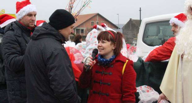 Sveti Nikola sa svojim pomoćnicima stigao u Pleternicu i podijelio djeci poklone
