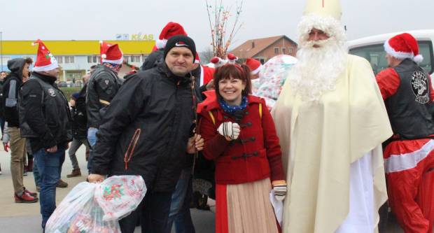 Sveti Nikola sa svojim pomoćnicima stigao u Pleternicu i podijelio djeci poklone