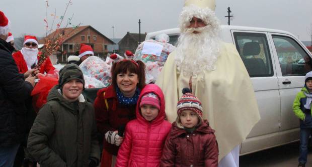 Sveti Nikola sa svojim pomoćnicima stigao u Pleternicu i podijelio djeci poklone