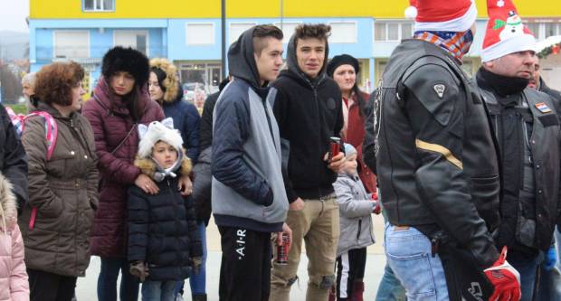 Sveti Nikola sa svojim pomoćnicima stigao u Pleternicu i podijelio djeci poklone