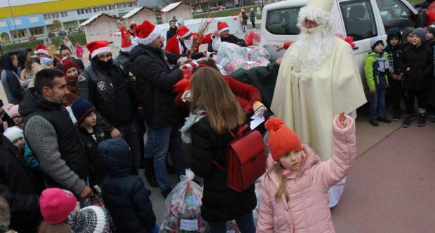 Sveti Nikola sa svojim pomoćnicima stigao u Pleternicu i podijelio djeci poklone