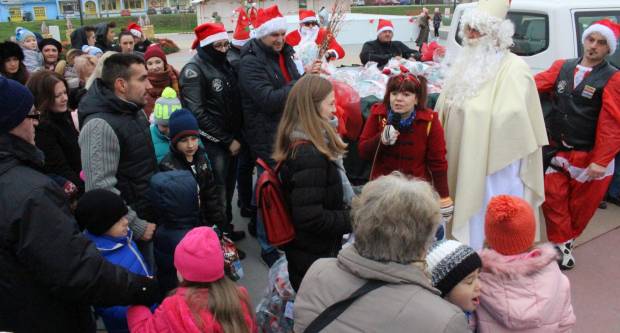 Sveti Nikola sa svojim pomoćnicima stigao u Pleternicu i podijelio djeci poklone