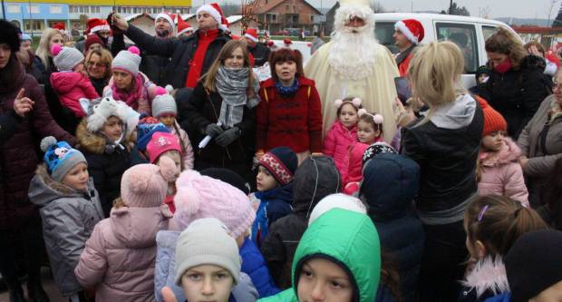 Sveti Nikola sa svojim pomoćnicima stigao u Pleternicu i podijelio djeci poklone