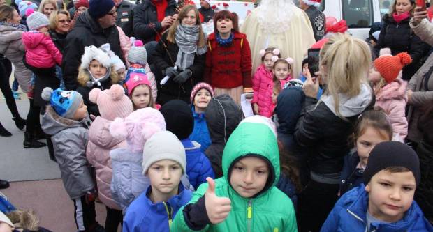 Sveti Nikola sa svojim pomoćnicima stigao u Pleternicu i podijelio djeci poklone