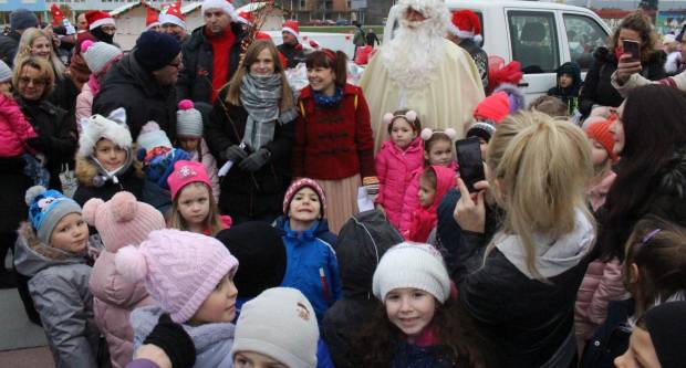 Sveti Nikola sa svojim pomoćnicima stigao u Pleternicu i podijelio djeci poklone