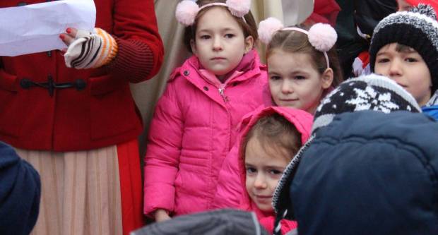 Sveti Nikola sa svojim pomoćnicima stigao u Pleternicu i podijelio djeci poklone