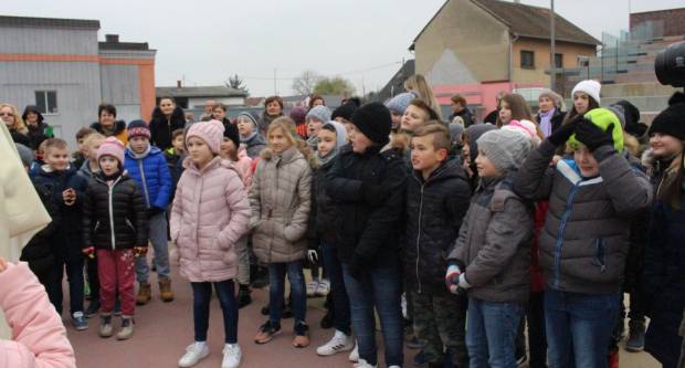 Sveti Nikola sa svojim pomoćnicima stigao u Pleternicu i podijelio djeci poklone