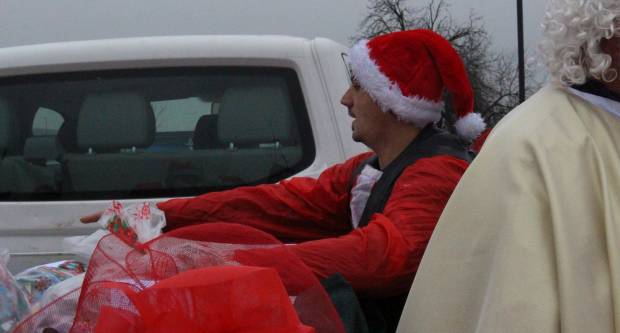 Sveti Nikola sa svojim pomoćnicima stigao u Pleternicu i podijelio djeci poklone