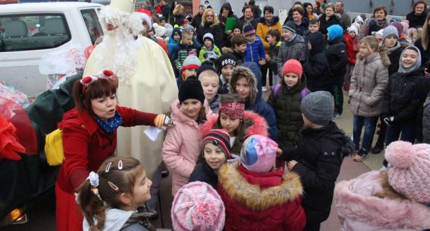 Sveti Nikola sa svojim pomoćnicima stigao u Pleternicu i podijelio djeci poklone