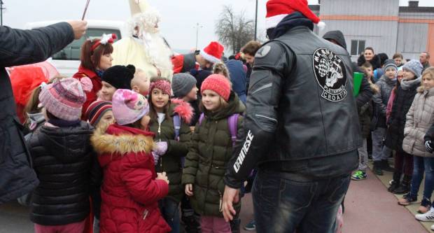 Sveti Nikola sa svojim pomoćnicima stigao u Pleternicu i podijelio djeci poklone