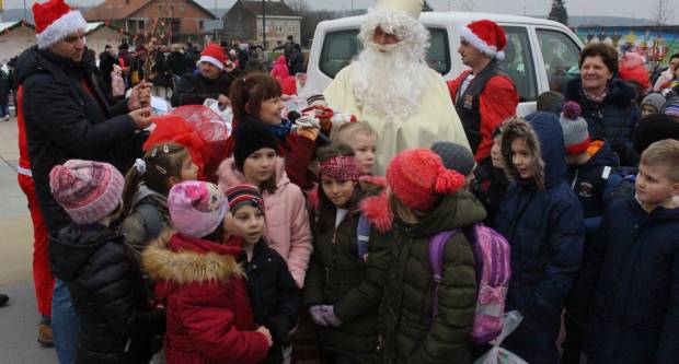 Sveti Nikola sa svojim pomoćnicima stigao u Pleternicu i podijelio djeci poklone