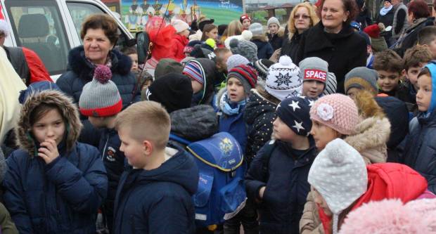 Sveti Nikola sa svojim pomoćnicima stigao u Pleternicu i podijelio djeci poklone
