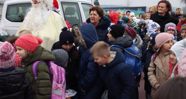 Sveti Nikola sa svojim pomoćnicima stigao u Pleternicu i podijelio djeci poklone