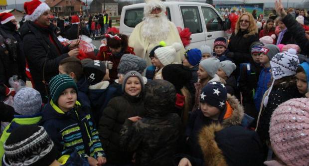 Sveti Nikola sa svojim pomoćnicima stigao u Pleternicu i podijelio djeci poklone