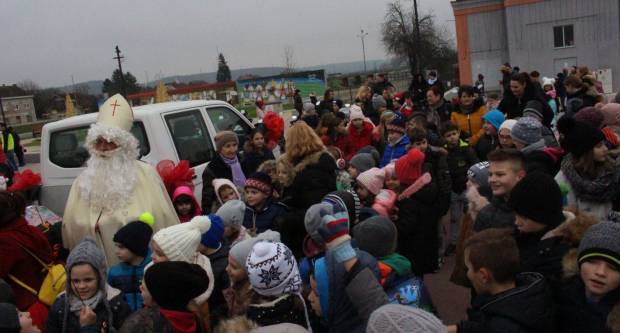Sveti Nikola sa svojim pomoćnicima stigao u Pleternicu i podijelio djeci poklone