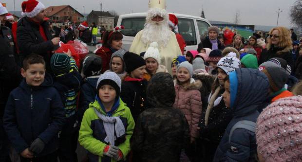 Sveti Nikola sa svojim pomoćnicima stigao u Pleternicu i podijelio djeci poklone