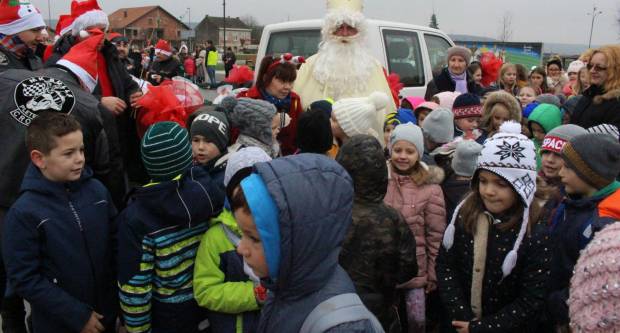 Sveti Nikola sa svojim pomoćnicima stigao u Pleternicu i podijelio djeci poklone