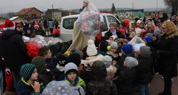 Sveti Nikola sa svojim pomoćnicima stigao u Pleternicu i podijelio djeci poklone