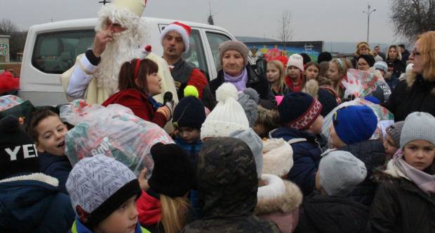 Sveti Nikola sa svojim pomoćnicima stigao u Pleternicu i podijelio djeci poklone