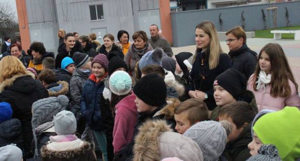 Sveti Nikola sa svojim pomoćnicima stigao u Pleternicu i podijelio djeci poklone