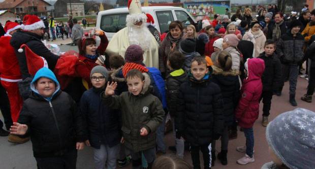 Sveti Nikola sa svojim pomoćnicima stigao u Pleternicu i podijelio djeci poklone