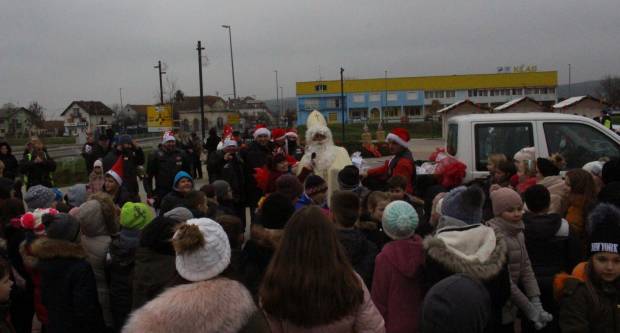 Sveti Nikola sa svojim pomoćnicima stigao u Pleternicu i podijelio djeci poklone
