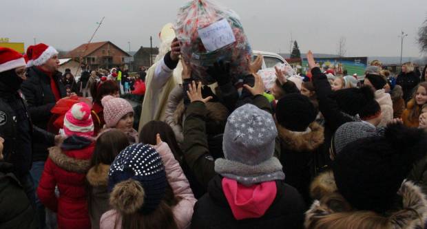 Sveti Nikola sa svojim pomoćnicima stigao u Pleternicu i podijelio djeci poklone