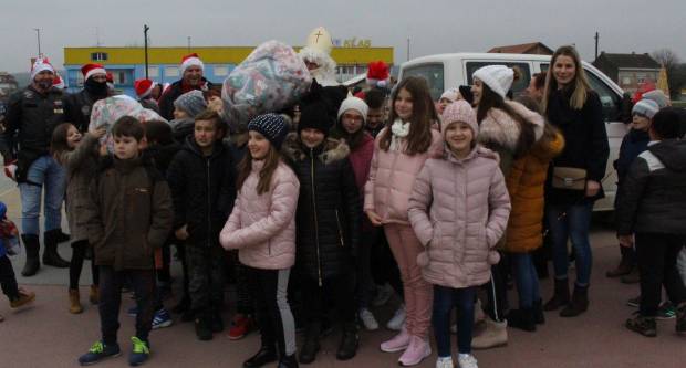 Sveti Nikola sa svojim pomoćnicima stigao u Pleternicu i podijelio djeci poklone