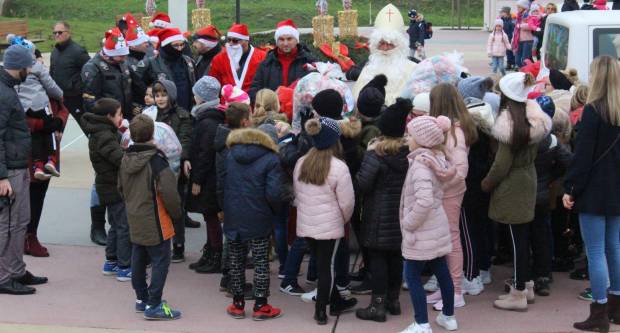 Sveti Nikola sa svojim pomoćnicima stigao u Pleternicu i podijelio djeci poklone