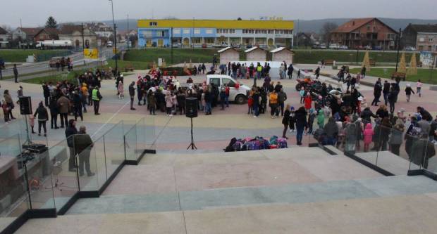 Sveti Nikola sa svojim pomoćnicima stigao u Pleternicu i podijelio djeci poklone