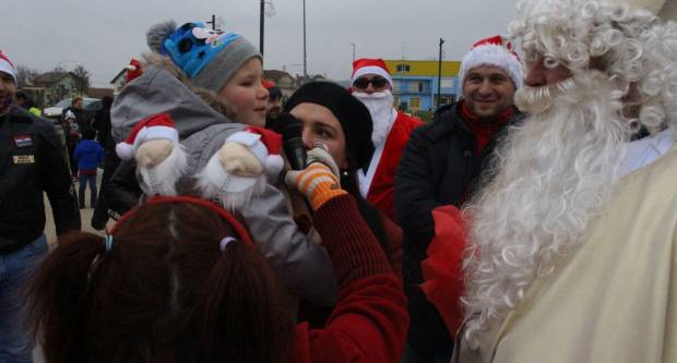 Sveti Nikola sa svojim pomoćnicima stigao u Pleternicu i podijelio djeci poklone