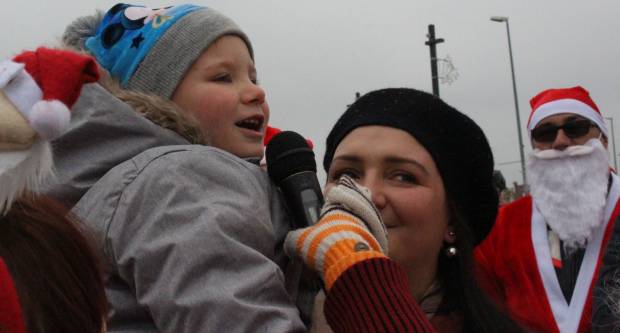 Sveti Nikola sa svojim pomoćnicima stigao u Pleternicu i podijelio djeci poklone